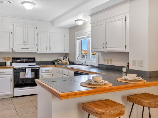 663 29TH St, Astoria, OR 97103