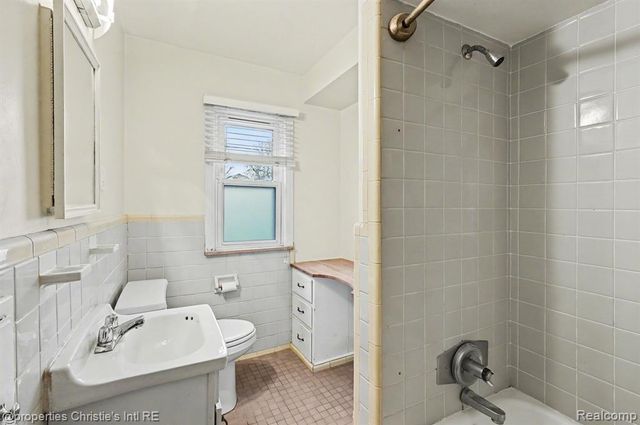 13146 Hart Avenue, Huntington Woods, MI 48070