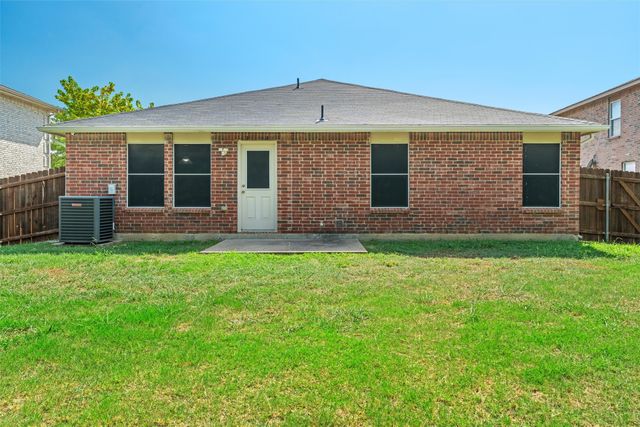 8421 River Bluffs Drive, Arlington, TX 76002