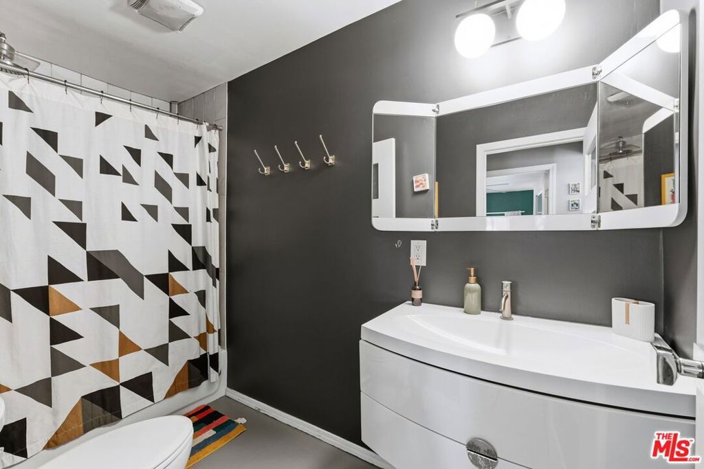 Image 10 of property listing at 711 Bernard Street, Los Angeles, CA 90012