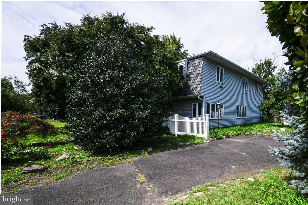 313 TRENTON RD, FAIRLESS HILLS, PA 19030 — exterior