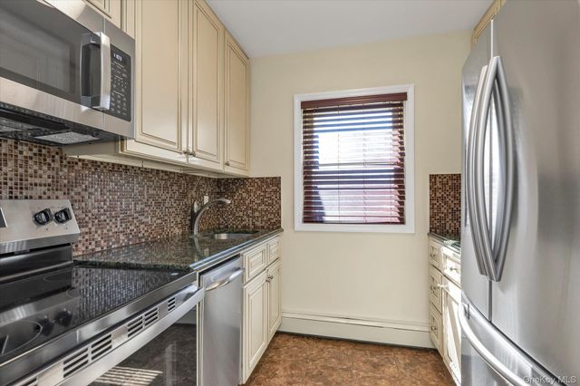 4 Rose Street 5-H1, Oceanside, NY 11572