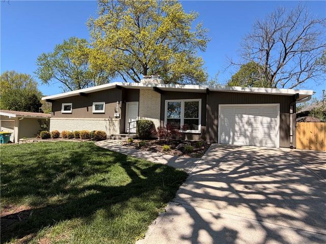 8404 Shawnee Lane, Overland Park, KS 66212