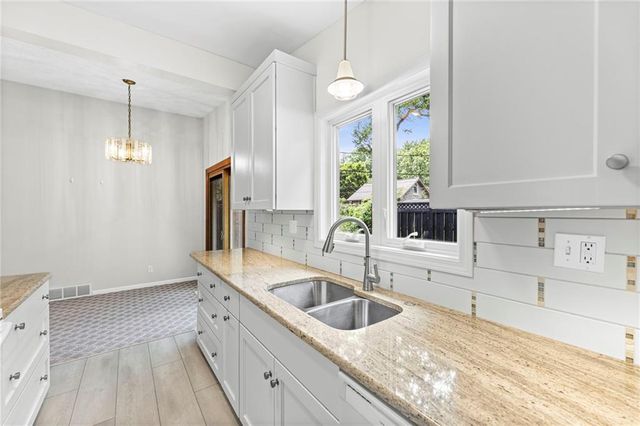 8404 Shawnee Lane, Overland Park, KS 66212