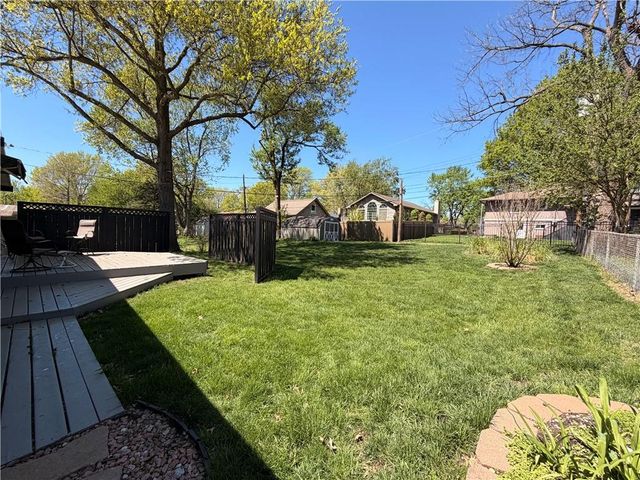 8404 Shawnee Lane, Overland Park, KS 66212