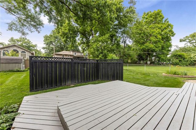 8404 Shawnee Lane, Overland Park, KS 66212