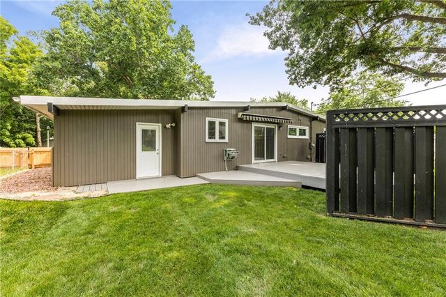 8404 Shawnee Lane, Overland Park, KS 66212