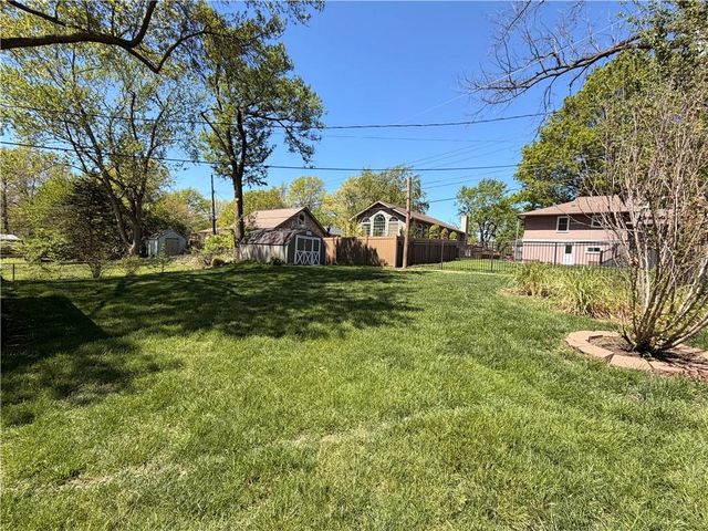 8404 Shawnee Lane, Overland Park, KS 66212