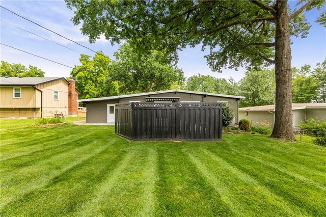8404 Shawnee Lane, Overland Park, KS 66212