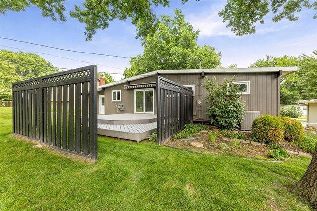 8404 Shawnee Lane, Overland Park, KS 66212