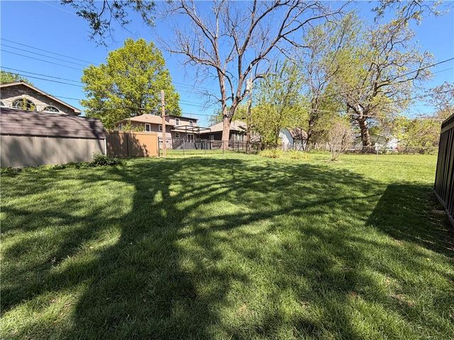8404 Shawnee Lane, Overland Park, KS 66212