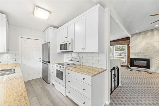 8404 Shawnee Lane, Overland Park, KS 66212