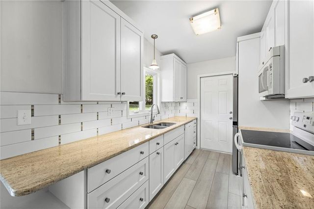8404 Shawnee Lane, Overland Park, KS 66212