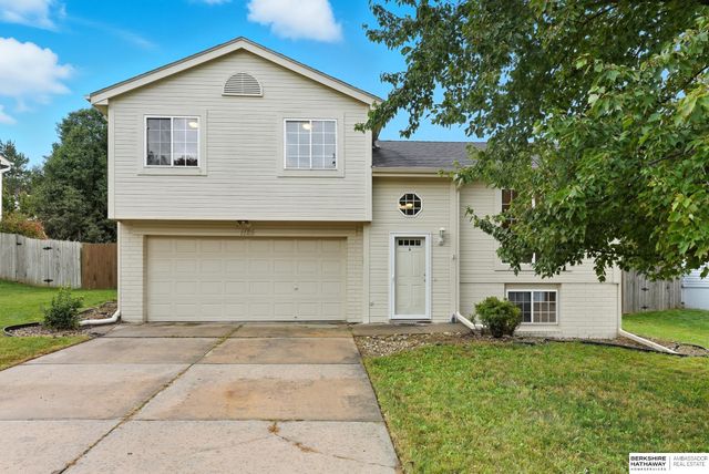 1125 Rawhide Road, Papillion, NE 68046