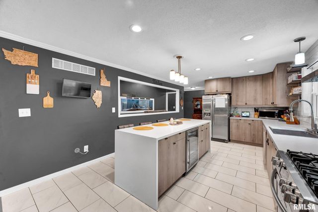3333 W LEXINGTON Court, Peoria, IL 61615