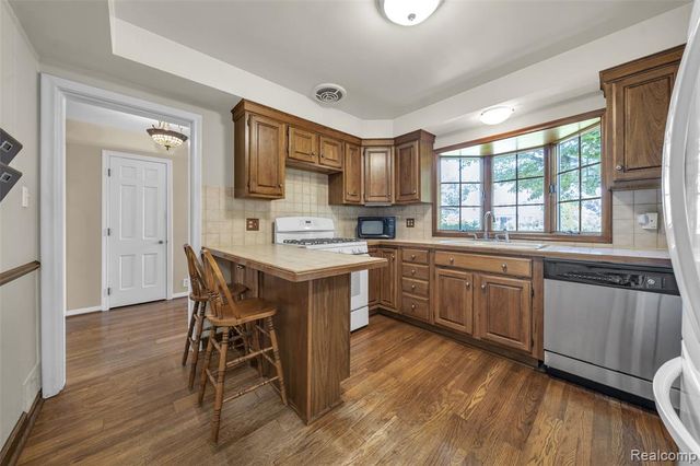 1325 Pilgrim Avenue, Birmingham, MI 48009