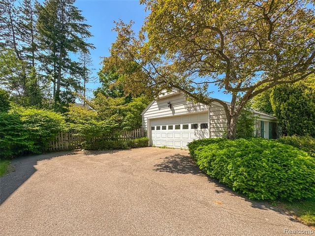 1325 Pilgrim Avenue, Birmingham, MI 48009