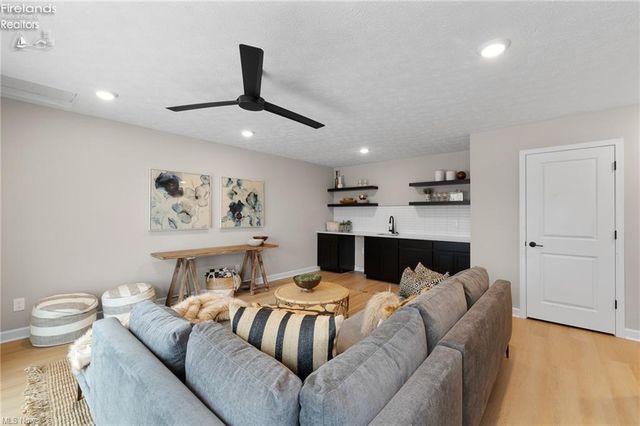 449 Harbor Lane, Lorain, OH 44052