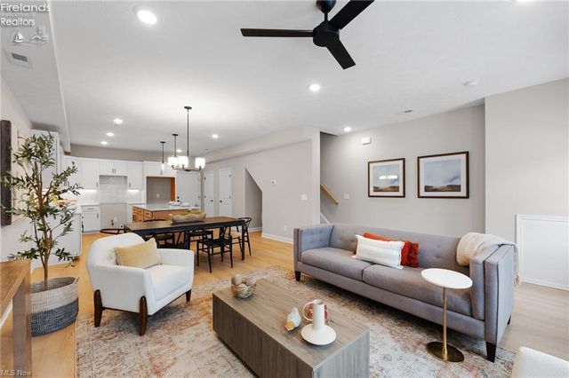 449 Harbor Lane, Lorain, OH 44052