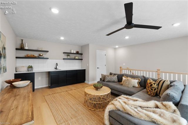 449 Harbor Lane, Lorain, OH 44052