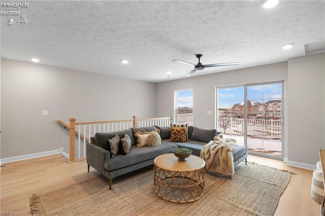 449 Harbor Lane, Lorain, OH 44052