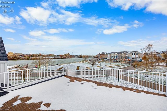 449 Harbor Lane, Lorain, OH 44052