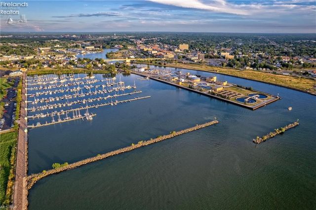 449 Harbor Lane, Lorain, OH 44052