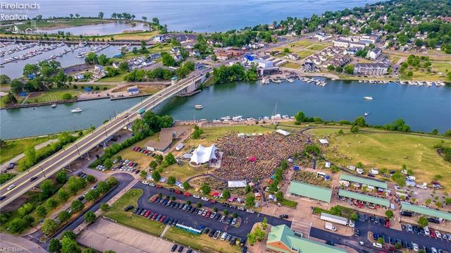 449 Harbor Lane, Lorain, OH 44052