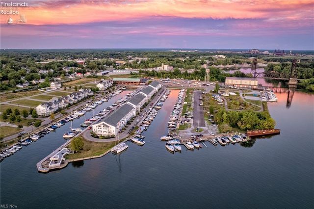 449 Harbor Lane, Lorain, OH 44052