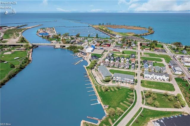 449 Harbor Lane, Lorain, OH 44052