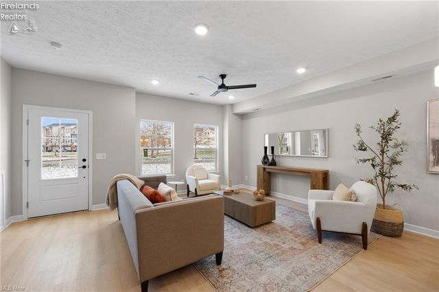 449 Harbor Lane, Lorain, OH 44052