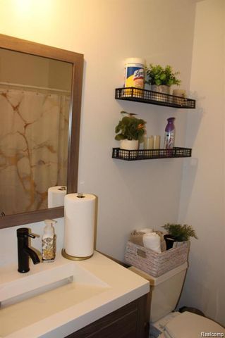 12060 15 Mile Road, Sterling Heights, MI 48312