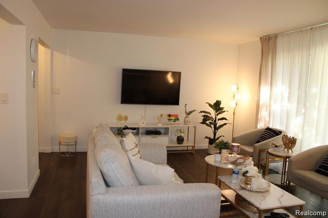 12060 15 Mile Road, Sterling Heights, MI 48312