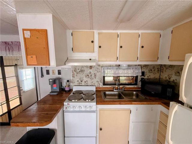 15 Fountain View BLVD, North Fort Myers, FL 33903