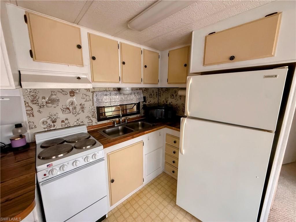 15 Fountain View BLVD, North Fort Myers, FL 33903