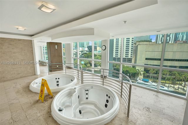 41 SE 5th St 1016, Miami, FL 33131