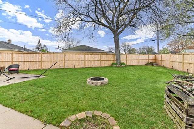 W147N8466 Manchester DRIVE, Menomonee Falls, WI 53051