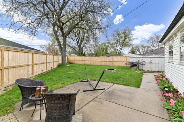 W147N8466 Manchester DRIVE, Menomonee Falls, WI 53051