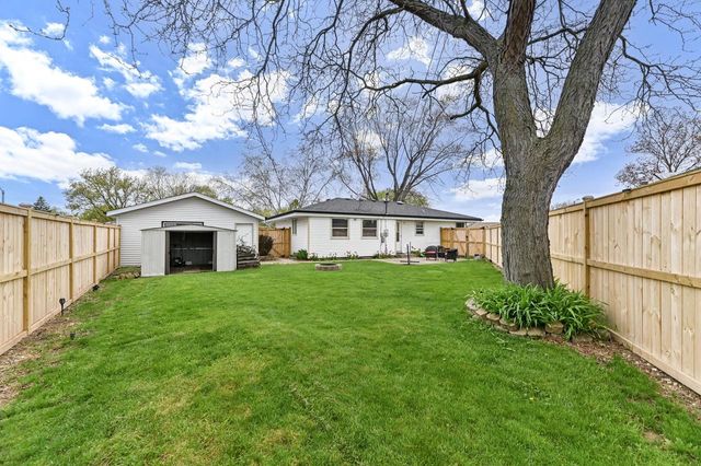 W147N8466 Manchester DRIVE, Menomonee Falls, WI 53051