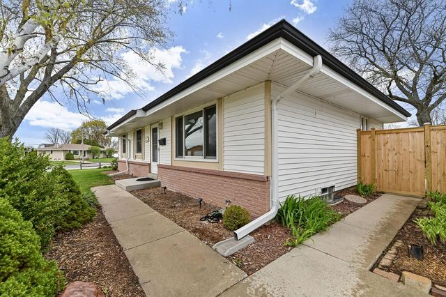 W147N8466 Manchester DRIVE, Menomonee Falls, WI 53051