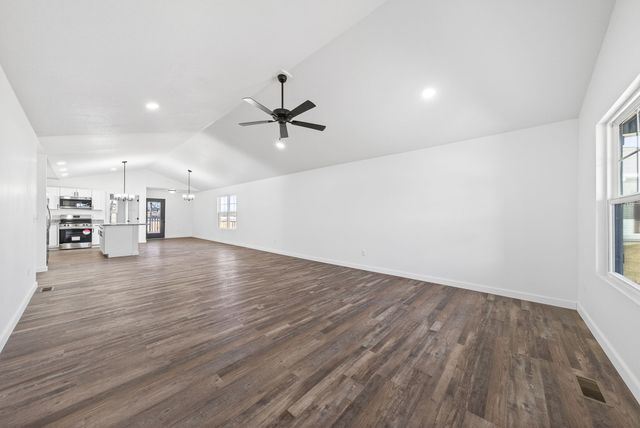 175 Sky View Meadow Dr, Crossville, TN 38555