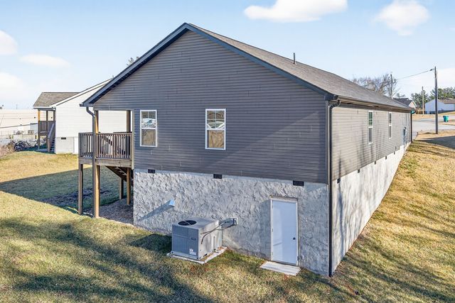 175 Sky View Meadow Dr, Crossville, TN 38555