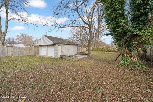 4211 Savage Dr, Louisville, KY 40216