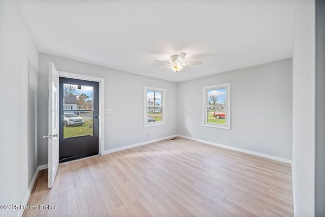 4211 Savage Dr, Louisville, KY 40216