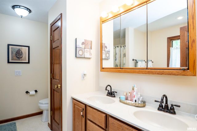 450 E TOWNHALL Road, Germantown Hills, IL 61548