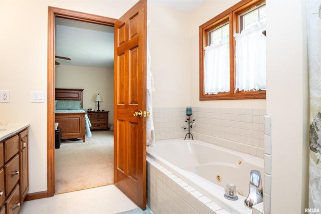 450 E TOWNHALL Road, Germantown Hills, IL 61548