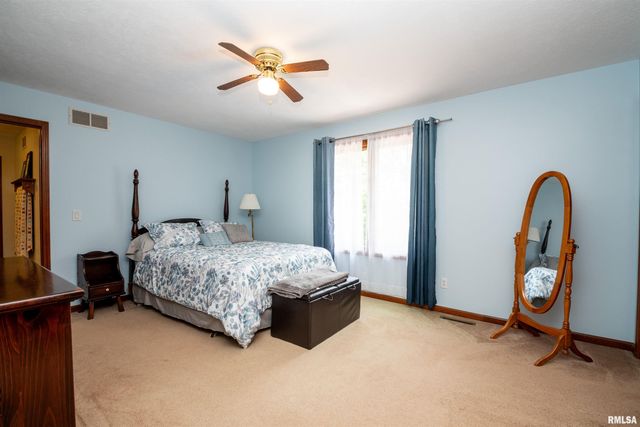 450 E TOWNHALL Road, Germantown Hills, IL 61548