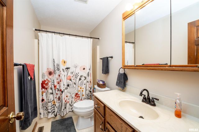 450 E TOWNHALL Road, Germantown Hills, IL 61548