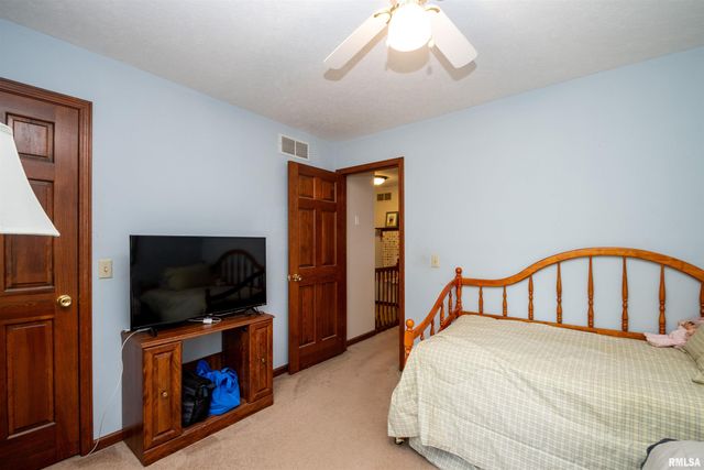 450 E TOWNHALL Road, Germantown Hills, IL 61548
