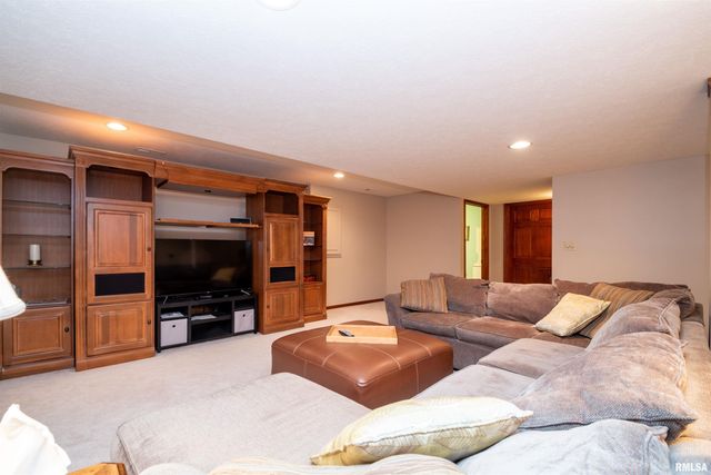 450 E TOWNHALL Road, Germantown Hills, IL 61548